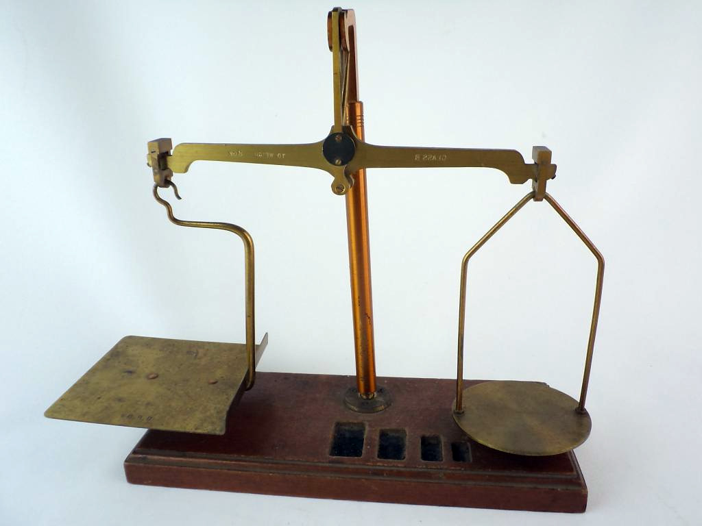 Старинные аптекарские весы