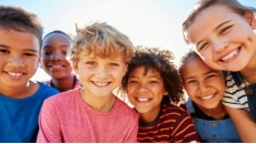Дети улыбаются